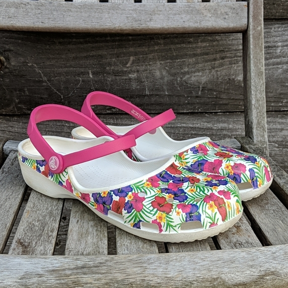 crocs karin graphic clog